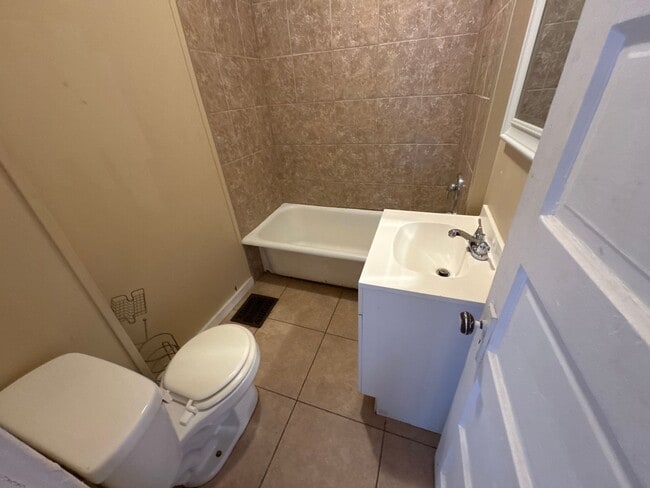 Building Photo - 2 Bedroom 1 Bath House $795! Central Air &...