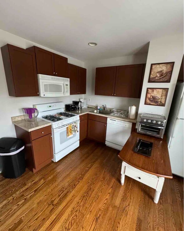 Building Photo - 161 E North Ave