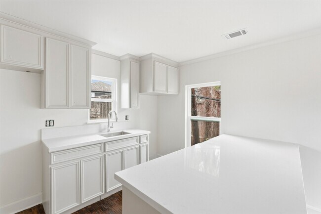 Building Photo - 612 W Alabama St