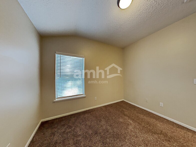 Building Photo - 11390 Oaklawn Rd