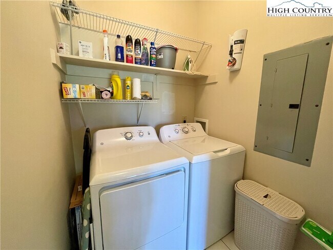 Building Photo - 419 E Landing Dr