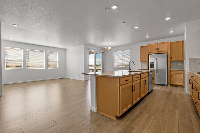 Building Photo - $2,995, 3-bed, 2.5-bath located in Castle ...