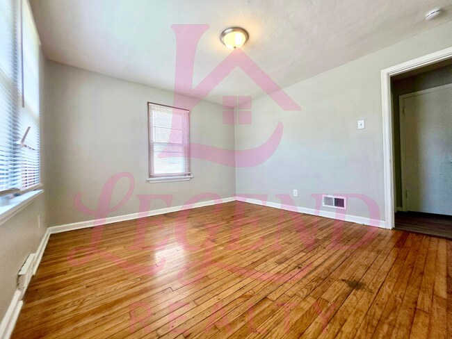 Building Photo - Charming 2-bedroom, 1-bath home with detached garage!