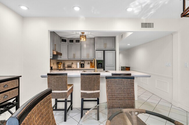 Building Photo - 584 SE 20th Ave