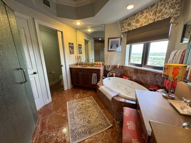 Building Photo - 14380 Riva Del Lago Dr