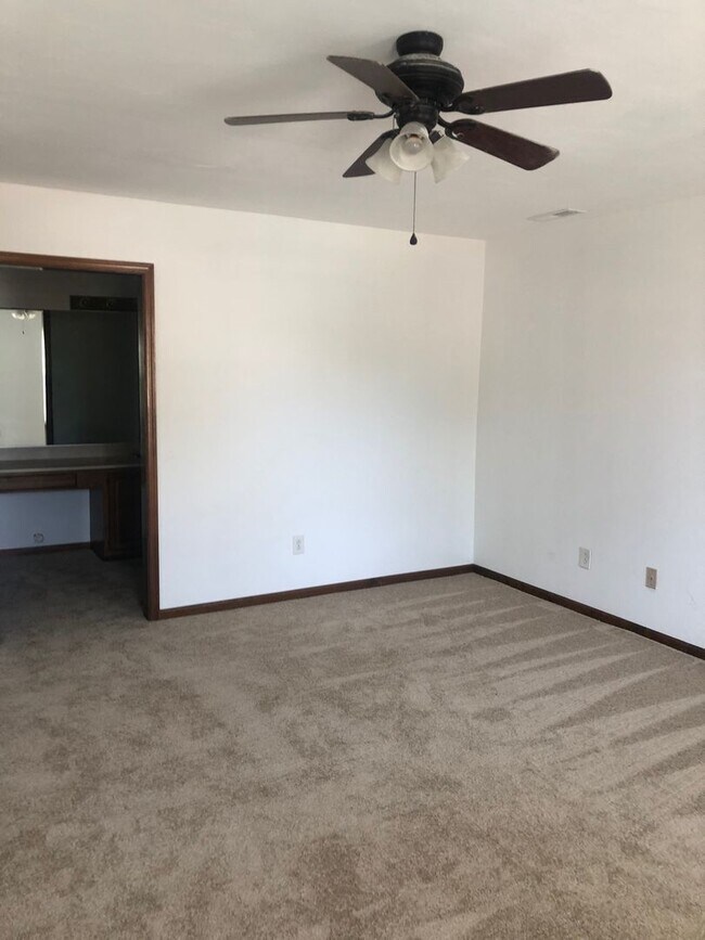 Building Photo - 2509 Elson Green Ave
