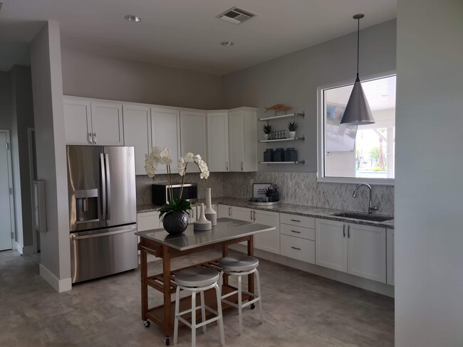 Building Photo - 5385 Sunshine Dr