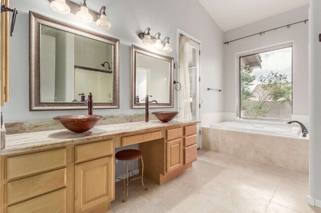 Building Photo - "Discover Your Dream Oasis: Spacious 4-Bedroom Retreat in Scottsdale's Paradise Drive!"