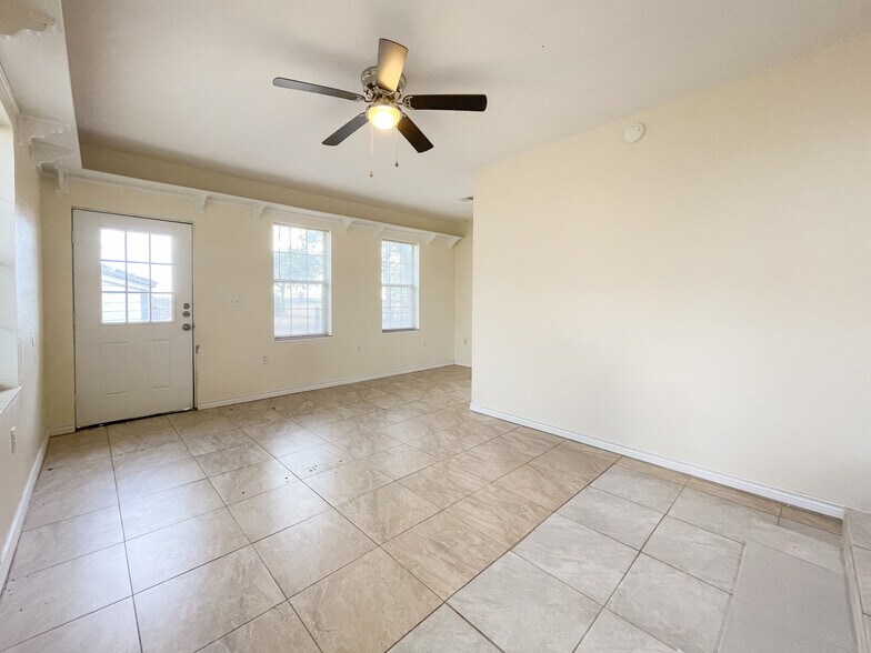 Building Photo - 1306 W 11th St