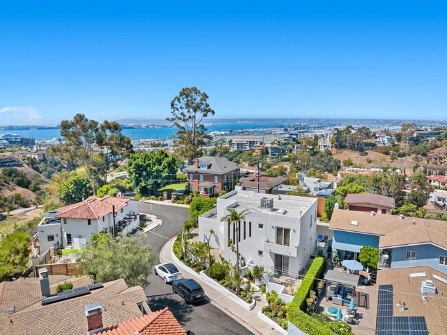 Building Photo - Gorgeous 3 Bed/3 Ba Home Tucked Away in th...
