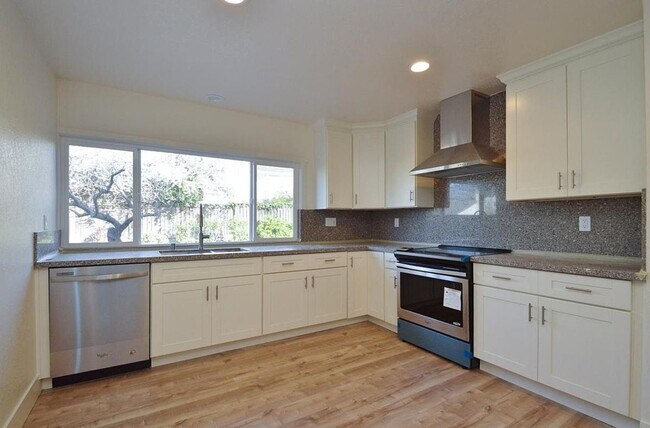 Building Photo - $4,200 / 4 BR - SPACIOUS HOME IN WARM SPRINGS WITH SCENIC HILL VIEWS