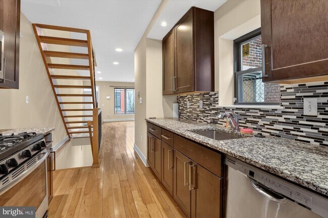 Building Photo - 1237 N Hollywood St