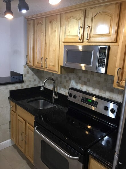 Building Photo - 801 Brickell Bay Dr