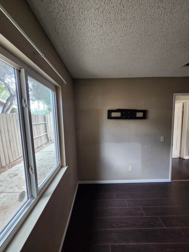 Building Photo - Inviting 3-Bedroom Home
