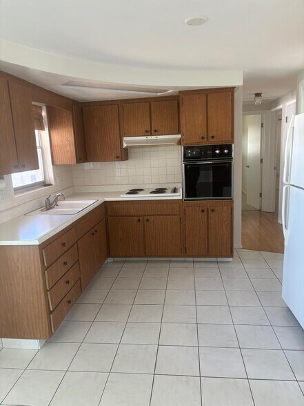 Building Photo - 4853 Manor Dr