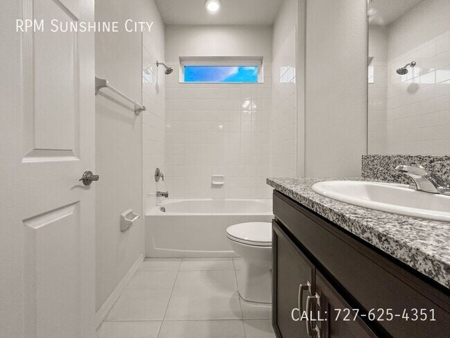 Building Photo - 13413 Palmera Vista Dr