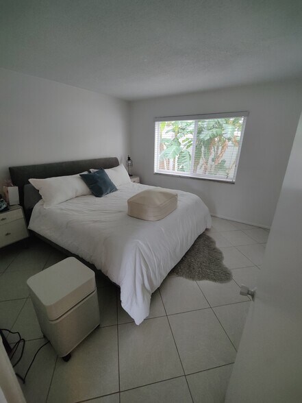 Building Photo - 301 E Royal Palm Rd