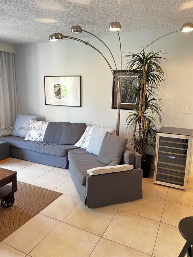 Building Photo - 19501 E Country Club Dr