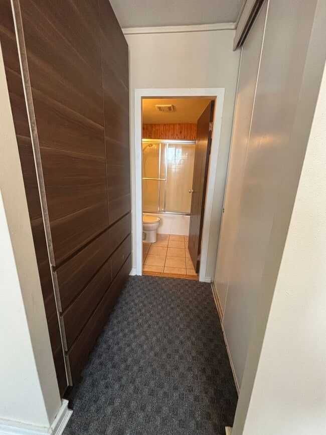 Building Photo - Upgraded 2 Bedroom 2 Bath Close to Downtow...