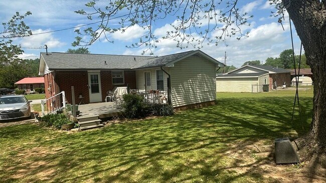 Building Photo - 204 Crest Dr