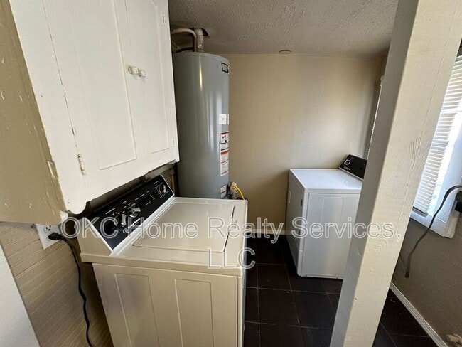 Building Photo - 1715 N Villa Ave