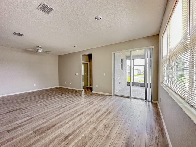 Building Photo - Gorgeous 4 Bed 2 Bath Home!