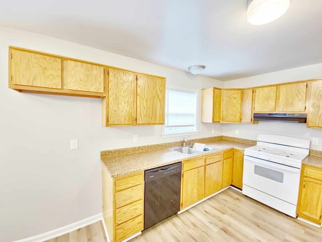 Building Photo - VERY SPACIOUS HOME! 4 Bedroom, 2 bathroom ...