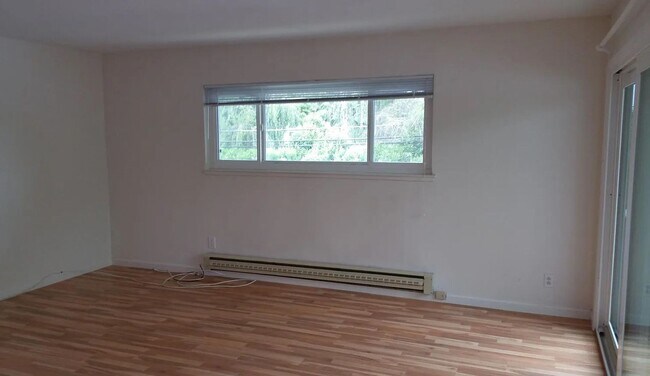 Building Photo - CAMBRIAN - Remodeled upstairs unit - great...