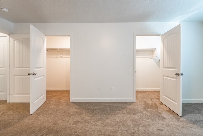 Building Photo - 461 S Day Dream Ln