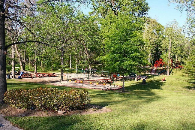 Building Photo - 527 Briar Knoll Dr