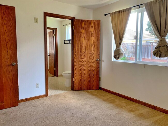 Building Photo - 1691 Albion Ct