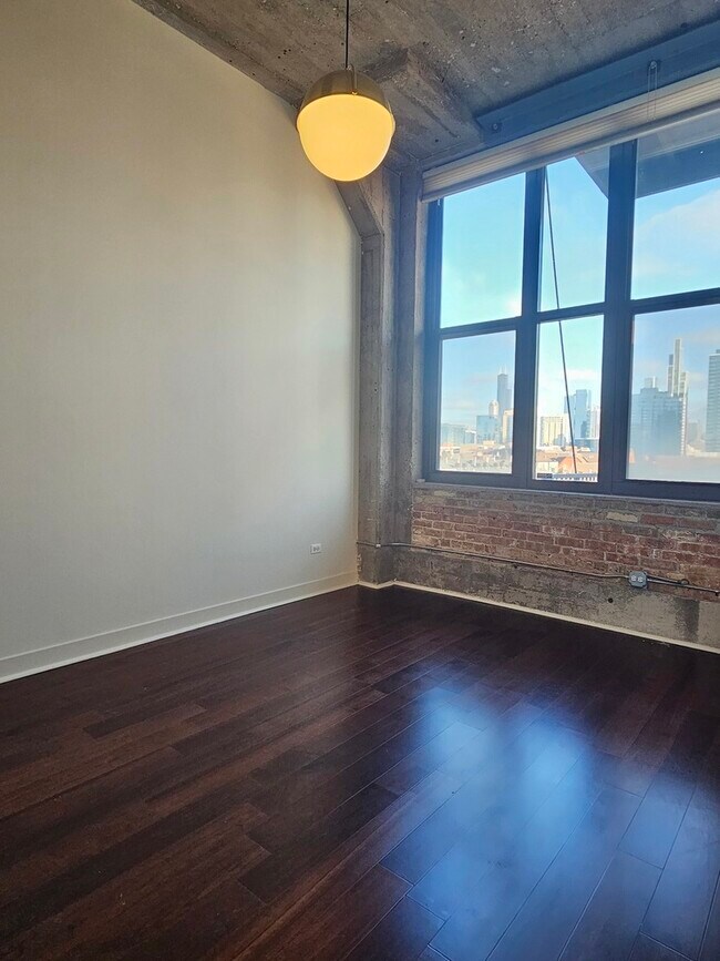 Building Photo - 320 E 21st St