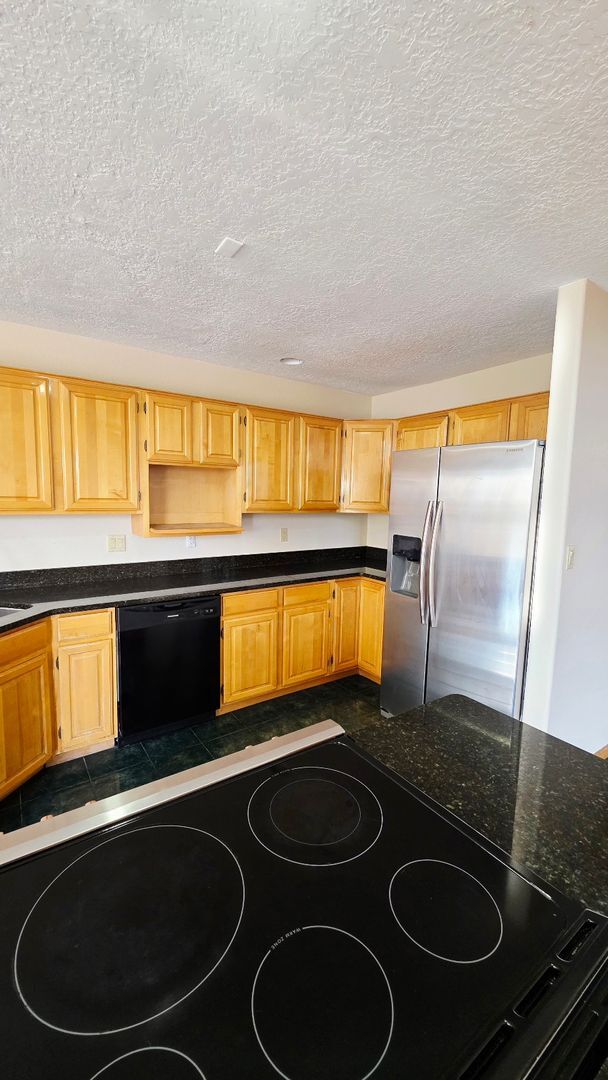 Building Photo - Large 4 Bedroom House in La Cueva District