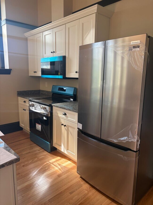 Building Photo - NEW 2BR APARTMENT!