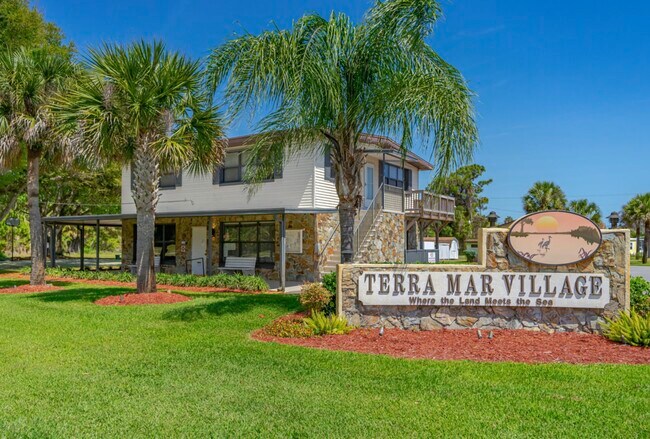 Building Photo - Gem of an apartment right on the coast! Wo...
