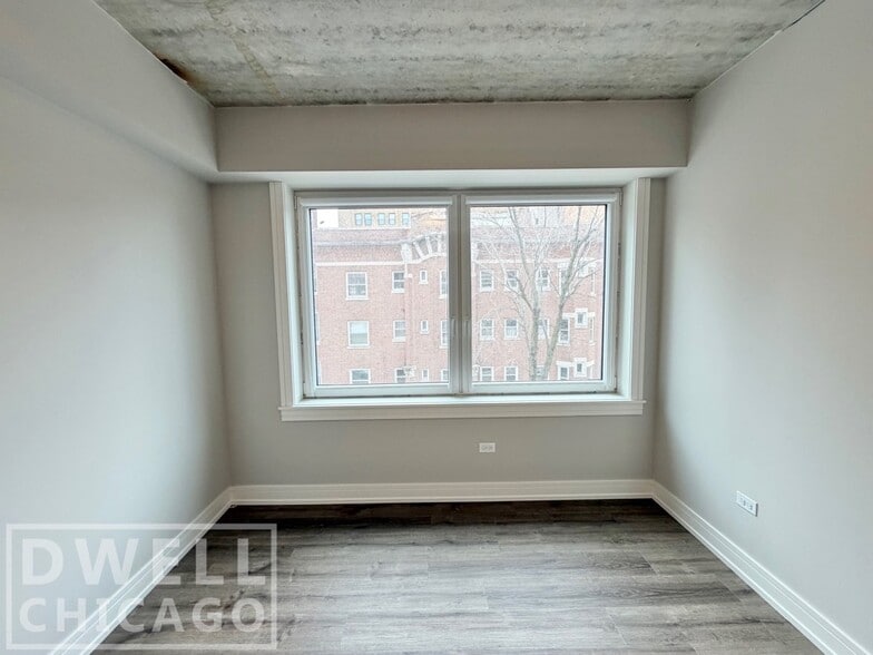 Building Photo - 938 W Carmen Ave