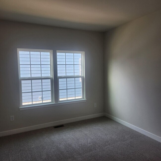 Building Photo - 211 Woodcreek Rd