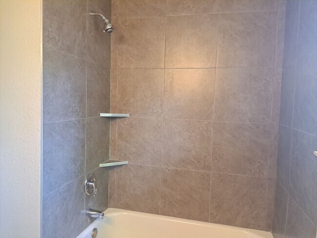 Building Photo - 5 bedroom / 2 bath