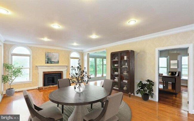 Building Photo - 10418 Willow Crest Ct