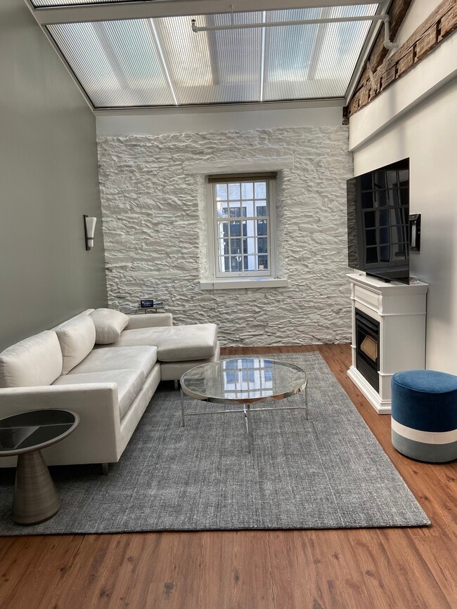 Building Photo - 65 Weybosset St