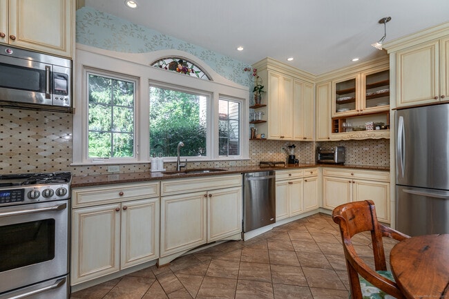 Building Photo - 267 Main St