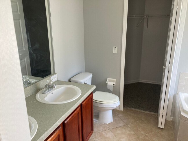 Building Photo - Beautiful 3x2 in gated community