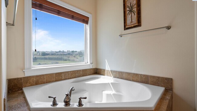 Building Photo - Fully Furnished and available for the holi...