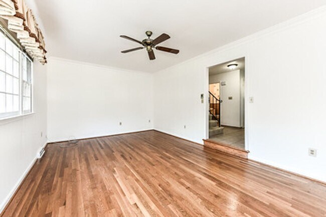 Building Photo - Spacious 4 Bed 2/2 Bath Home with Park-Lik...