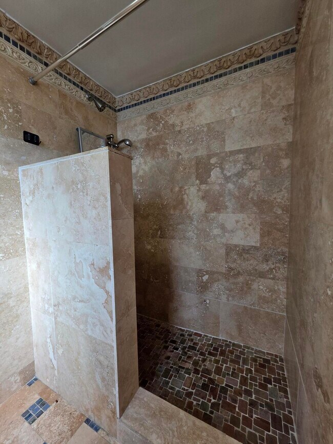 Building Photo - 201 S Lakeside Dr