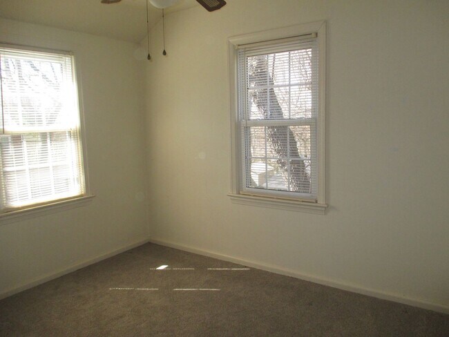 Building Photo - Semi-Deteched Near Hunington Metro!!