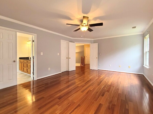 Building Photo - Gorgeous 6 BR Home, Convenient to Quantico & Commuting