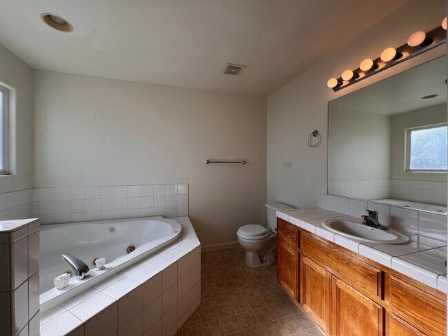 Building Photo - Large 4-bedroom home located in the Countr...