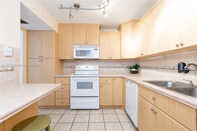 Building Photo - 6039 Collins Ave