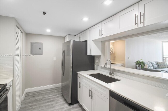 Building Photo - 1717 N Bayshore Dr